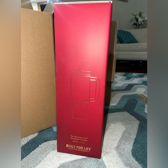 Stanley x Lainey Wilson Limited Edition tumbler IN HAND - Picture 4 of 5